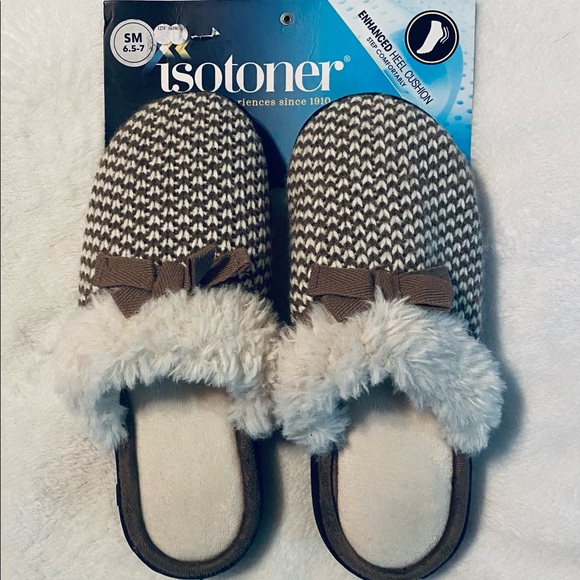 Isotoner Slippers With Enhanced Heel Cushion - Picture 2 of 8